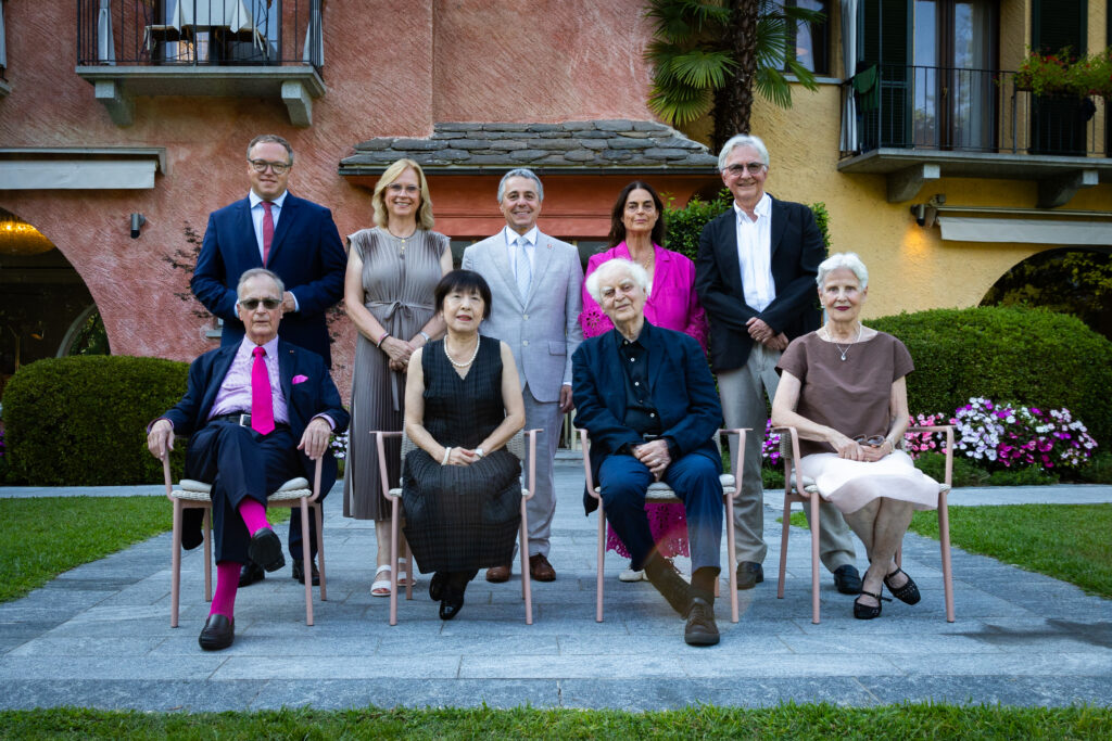 Bildlegende, sitzend v.l.n.r.: Gastgeber Frank A. Meyer, Atzuko Muschg, Preisträger Adolf Muschg, Gastgeberin Lilith Frey. stehend v.l.n.r.: Mario Voigt, Ministerpräsident von Thüringen, Andrea Lindholz, Vizepräsidentin des Deutschen Bundestages, Ignazio Cassis, Schweizer Bundesrat, Maja Hoffmann, Präsidentin Locarno Film Festival, Andreas Isenschmid, Publizist und Literaturkritiker.