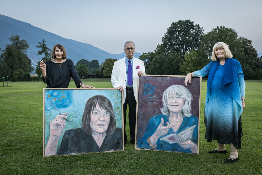 Image legend: Alice Schwarzer and Monika Maron with their portraits (artist: Tania Jacobi) and host Frank A. Meyer.